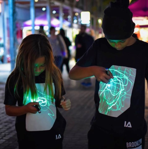 ia interaktives glow t-shirt für kinder super grün schwarz 9-11 jahre